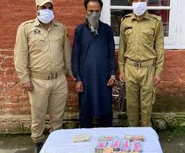 Photo of Police arrests notorious drug peddler in Kulgam;1.30 kilograms cannabis and cash ₹2.99lacs recovered