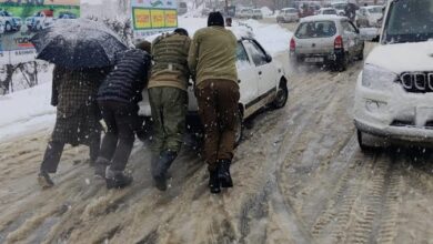 Photo of Awantipora Police rendered helping hand to the needy during inclement weather