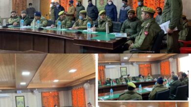 Photo of SSP Bandipora Chairs meeting with SDPOs /SHOs/ MHCs/ CCTNS Operators at DPL Bandipora; reviews status of CCTNS Database