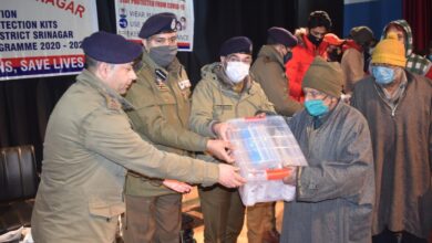 Photo of Srinagar police distributes Covid-19 safety kits among poor and needy families