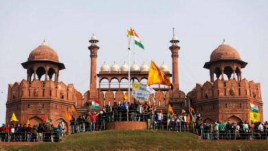 Photo of Chaos in Delhi as farmers’ tractor parade turns violence, protesters storm Red Fort