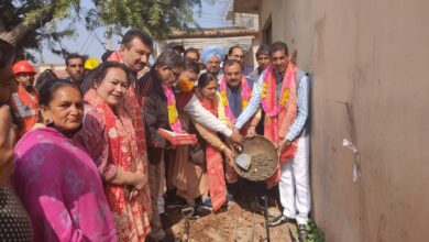 Photo of FORMER LEGISLATOR CH. VIKRAM RANDHAWA KICK-STARTED THE INSTALLATION OF NEW ELECTRIC POLES IN WARD NO 47.