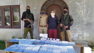 Photo of Police arrests notorious drug peddler in Budgam; Huge consignment of psychotropic substance and cash recovered