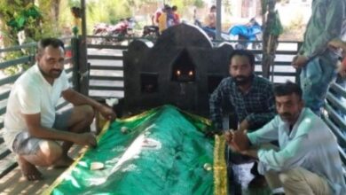 Photo of BYDC members pay obeisance at Peer Baba