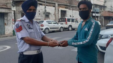 Photo of Jammu Traffic Cop hands over lost Mobile Phone to its Rightful owner