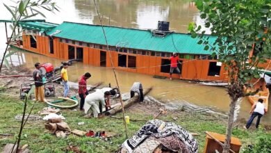 Photo of Narrow escape for family as houseboat capsizes in river Jhelum at Sheikh Mohalla