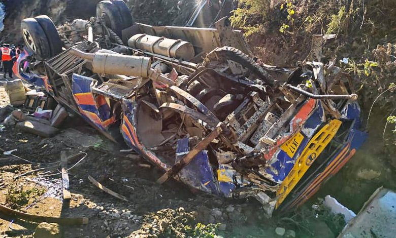 Photo of 11 killed, 15 injured as minibus falls into deep gorge in Doda