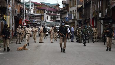 Photo of Two cops injured as militants attack police party in Kulgam