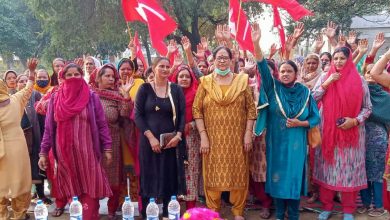 Photo of Bimla Luthra addresses women workers meeting at Bishnah