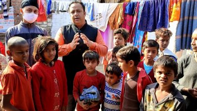 Photo of BJP leader Sumit Sharma distributes warm clothes, caps among slum children