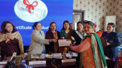 Photo of Ritika gets appreciation from Dr Sandhya Purecha during W-20 public outreach program at Hari Niwas Palace
